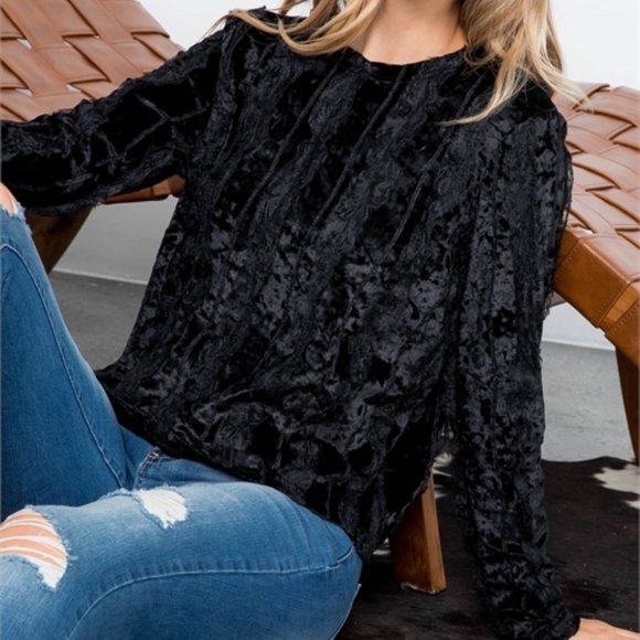 MODA ME COUTURE Tops - Velvet blouse with lace details